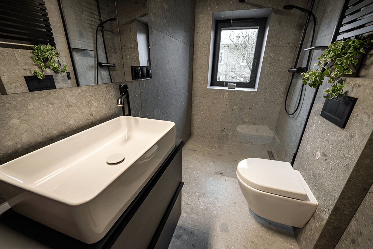 Minimalist bathroom with wall-mounted toilet and modern sink