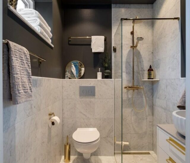 small-bathroom-dark-gray-walls-walk-in-shower-nordroom-1000x1500